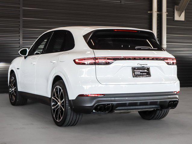 Photo of 2023 Carrara Wht Porsche Cayenne