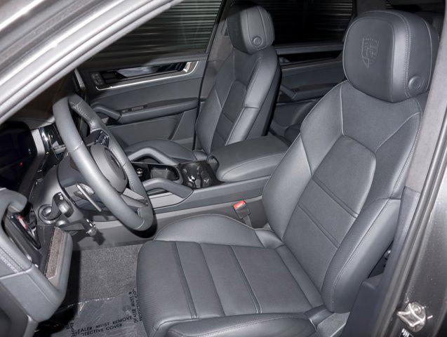 Photo of 2025 Quartzite Gry Porsche Cayenne
