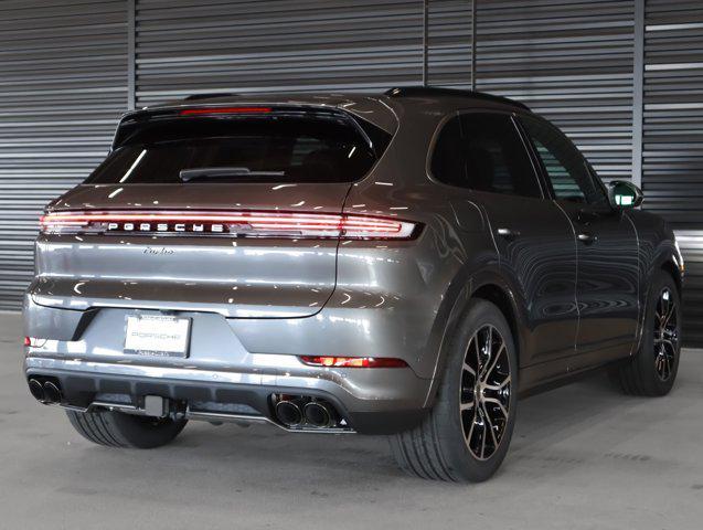 Photo of 2025 Quartzite Gry Porsche Cayenne
