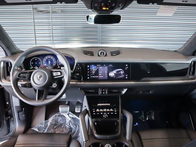 Photo of 2025 Quartzite Gry Porsche Cayenne