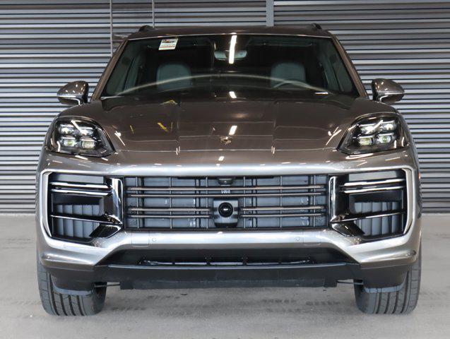 Photo of 2025 Quartzite Gry Porsche Cayenne