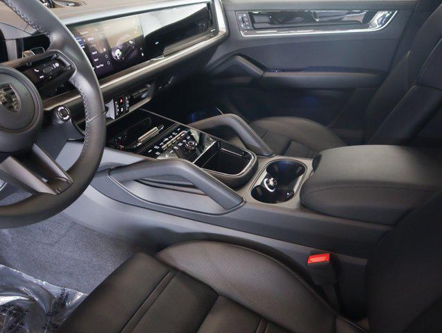 Photo of 2025 Quartzite Gry Porsche Cayenne