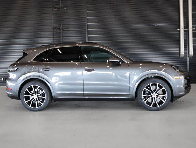 Photo of 2025 Quartzite Gry Porsche Cayenne