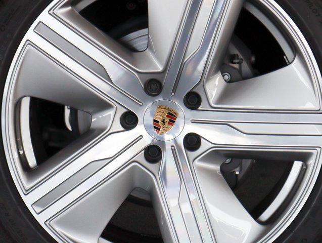 Photo of 2024 Gentian Blu Porsche Macan
