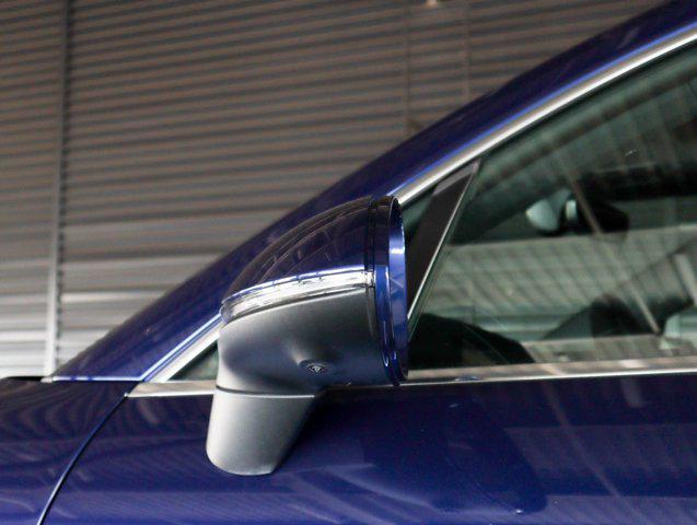 Photo of 2024 Gentian Blu Porsche Macan
