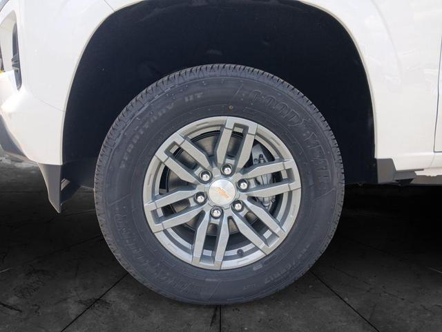 Photo of 2025 Summit White Chevrolet Colorado