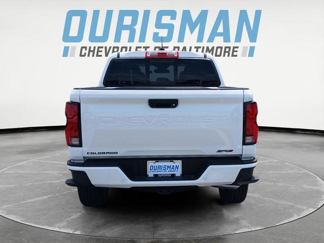 Photo of 2025 Summit White Chevrolet Colorado