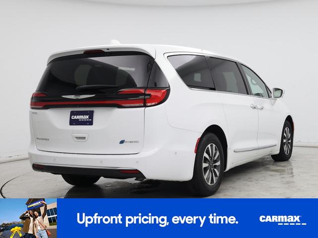 Photo of 2022 White Chrysler Pacifica Hybrid