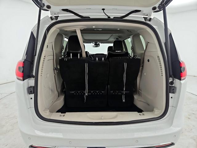 Photo of 2022 White Chrysler Pacifica Hybrid
