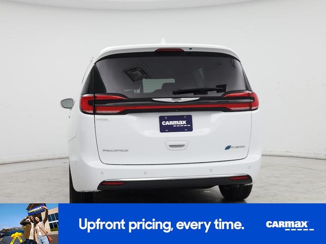 Photo of 2022 White Chrysler Pacifica Hybrid