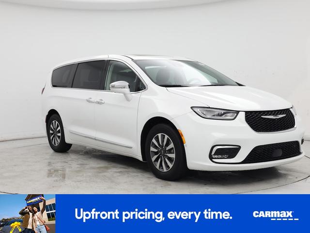 Photo of 2022 White Chrysler Pacifica Hybrid