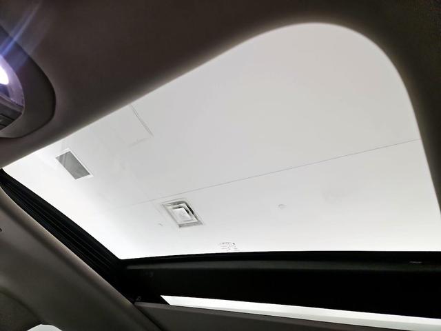 Photo of 2022 White Chrysler Pacifica Hybrid