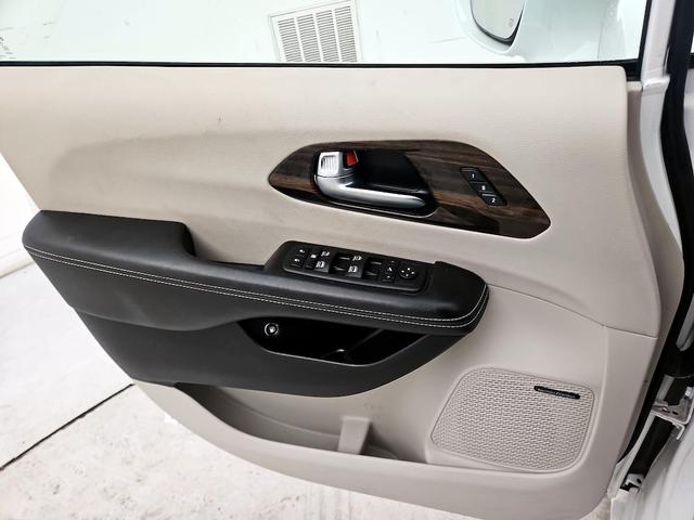 Photo of 2022 White Chrysler Pacifica Hybrid