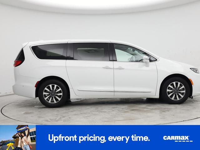 Photo of 2022 White Chrysler Pacifica Hybrid
