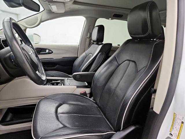 Photo of 2022 White Chrysler Pacifica Hybrid
