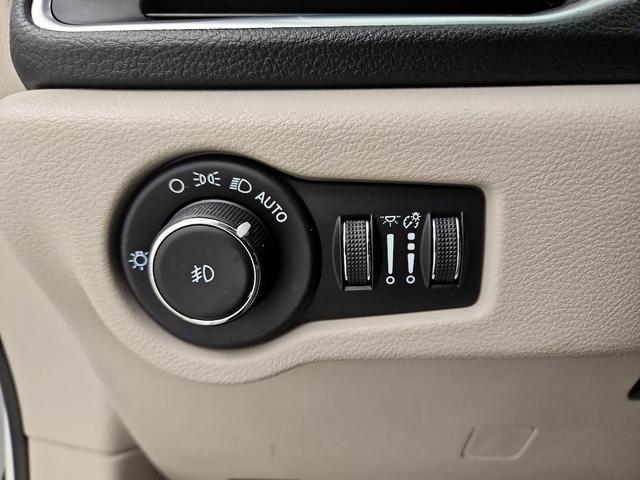 Photo of 2022 White Chrysler Pacifica Hybrid