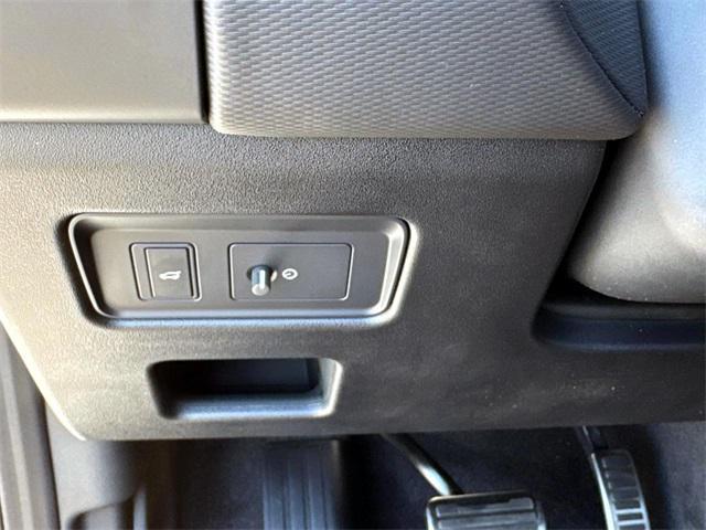 Photo of 2025 Fuji White Land Rover Discovery