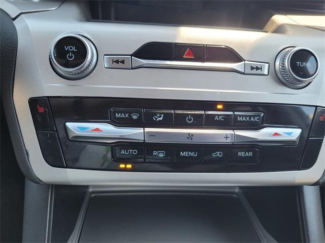 Photo of 2022 Star White Ford Explorer