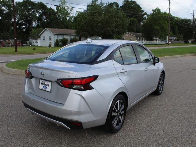 Photo of 2022 Brilliant Silver Metallic Nissan Versa