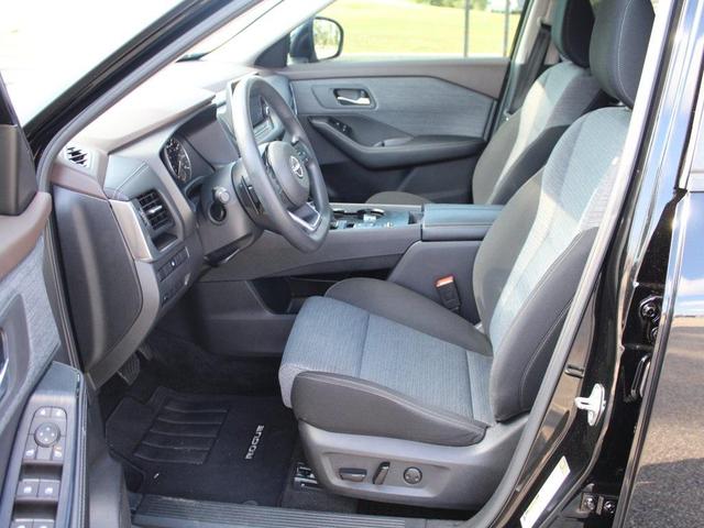 Photo of 2023 Super Black Nissan Rogue