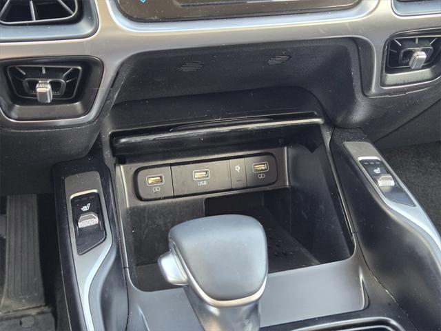 Photo of 2023 Glacial White Pearl Kia Sorento