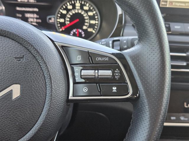 Photo of 2022 Clear White/Black Roof Kia Seltos