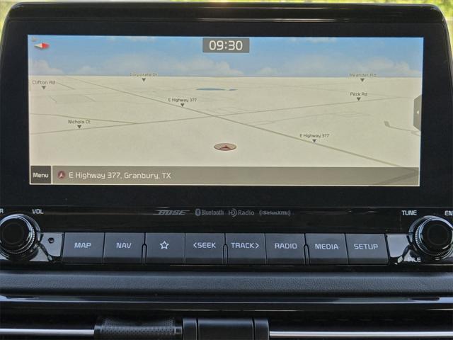 Photo of 2022 Clear White/Black Roof Kia Seltos