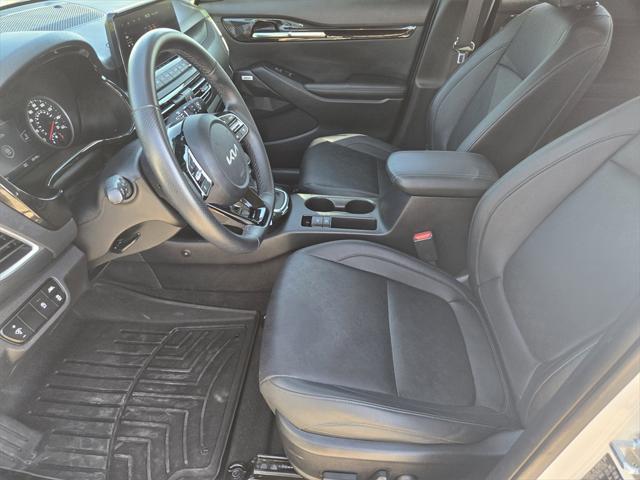 Photo of 2022 Clear White/Black Roof Kia Seltos