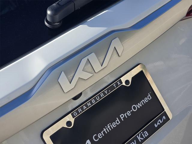 Photo of 2022 Clear White/Black Roof Kia Seltos
