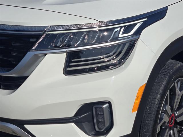 Photo of 2022 Clear White/Black Roof Kia Seltos