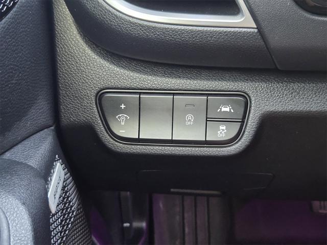 Photo of 2022 Clear White/Black Roof Kia Seltos