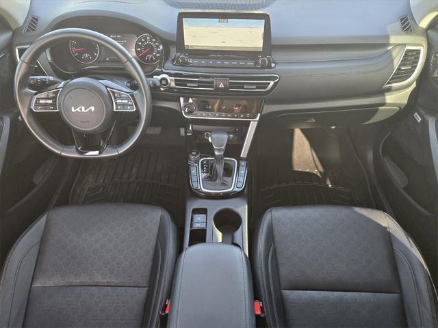 Photo of 2022 Clear White/Black Roof Kia Seltos
