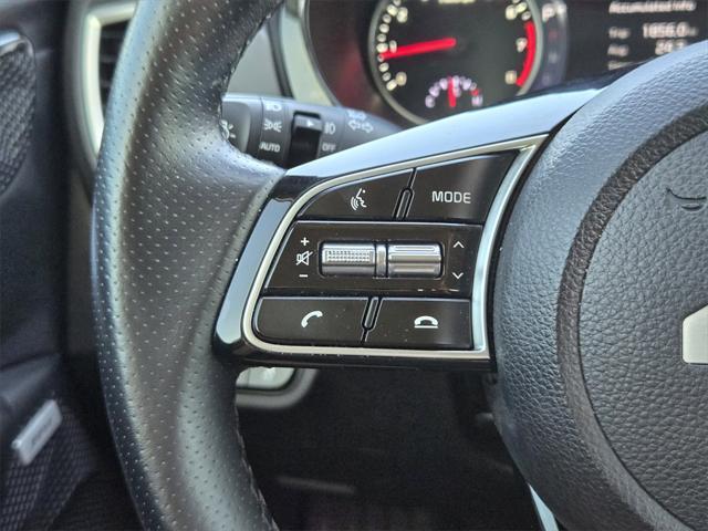 Photo of 2022 Clear White/Black Roof Kia Seltos