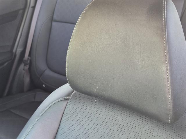 Photo of 2022 Clear White/Black Roof Kia Seltos