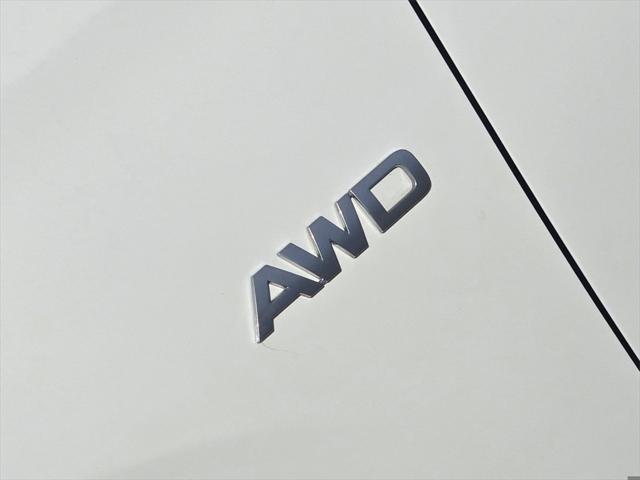 Photo of 2022 Clear White/Black Roof Kia Seltos