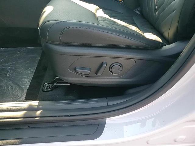 Photo of 2024 Glacial White Pearl Kia Sportage