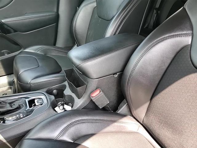 Photo of 2019 Diamond Black Crystal Pearlcoat Jeep Cherokee