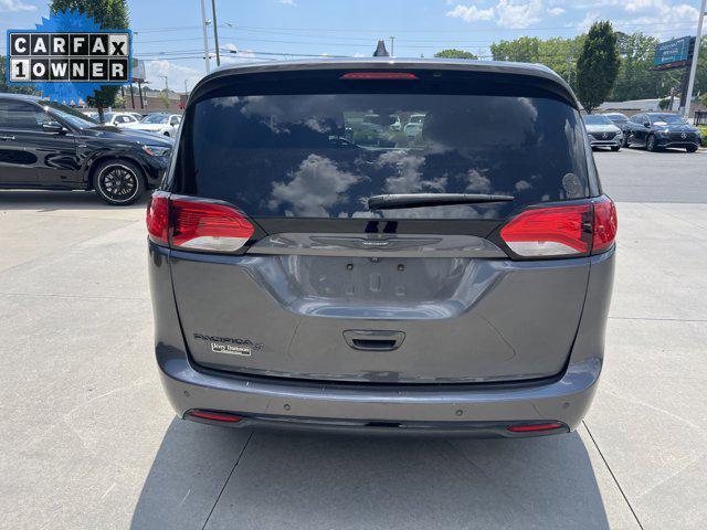 Photo of 2018 Granite Crystal Metallic Clearcoat Chrysler Pacifica