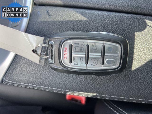 Photo of 2018 Granite Crystal Metallic Clearcoat Chrysler Pacifica