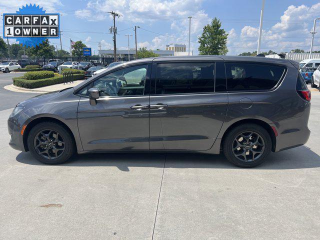 Photo of 2018 Granite Crystal Metallic Clearcoat Chrysler Pacifica