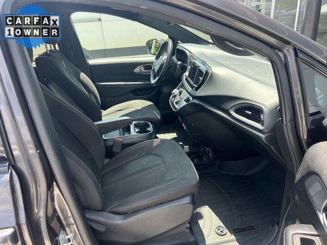 Photo of 2018 Granite Crystal Metallic Clearcoat Chrysler Pacifica