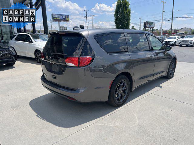 Photo of 2018 Granite Crystal Metallic Clearcoat Chrysler Pacifica
