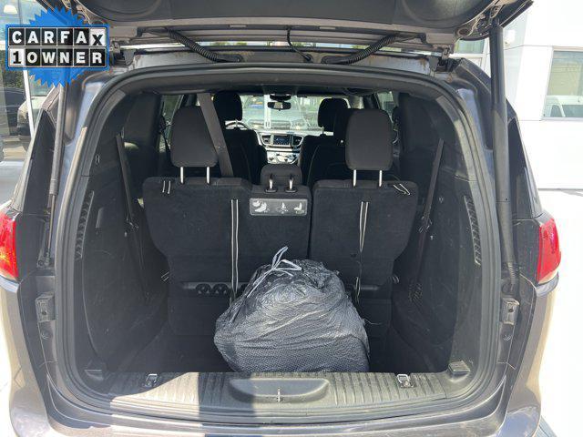 Photo of 2018 Granite Crystal Metallic Clearcoat Chrysler Pacifica
