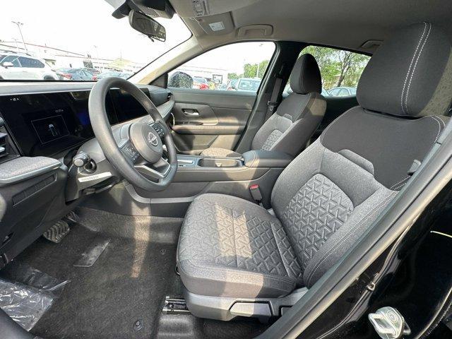 Photo of 2025 Super Black Nissan Kicks