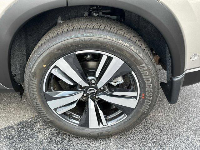 Photo of 2025 Champagne Silve Nissan Rogue