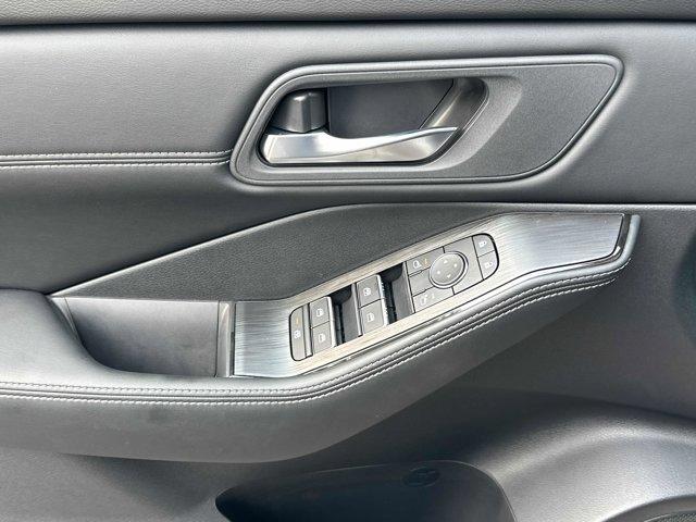 Photo of 2025 Champagne Silve Nissan Rogue