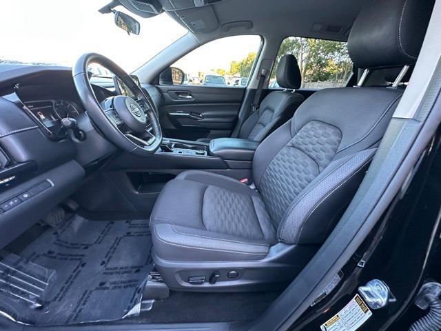 Photo of 2022 Black Nissan Pathfinder