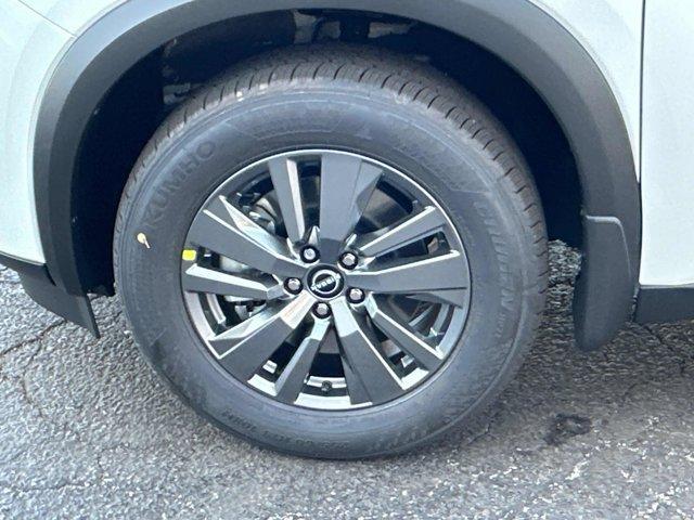 Photo of 2025 Everest White P Nissan Pathfinder