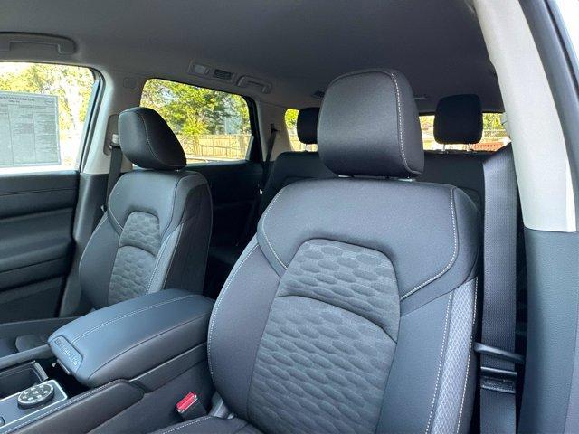 Photo of 2025 Everest White P Nissan Pathfinder