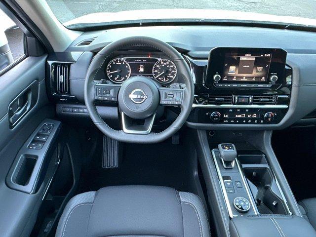 Photo of 2025 Everest White P Nissan Pathfinder